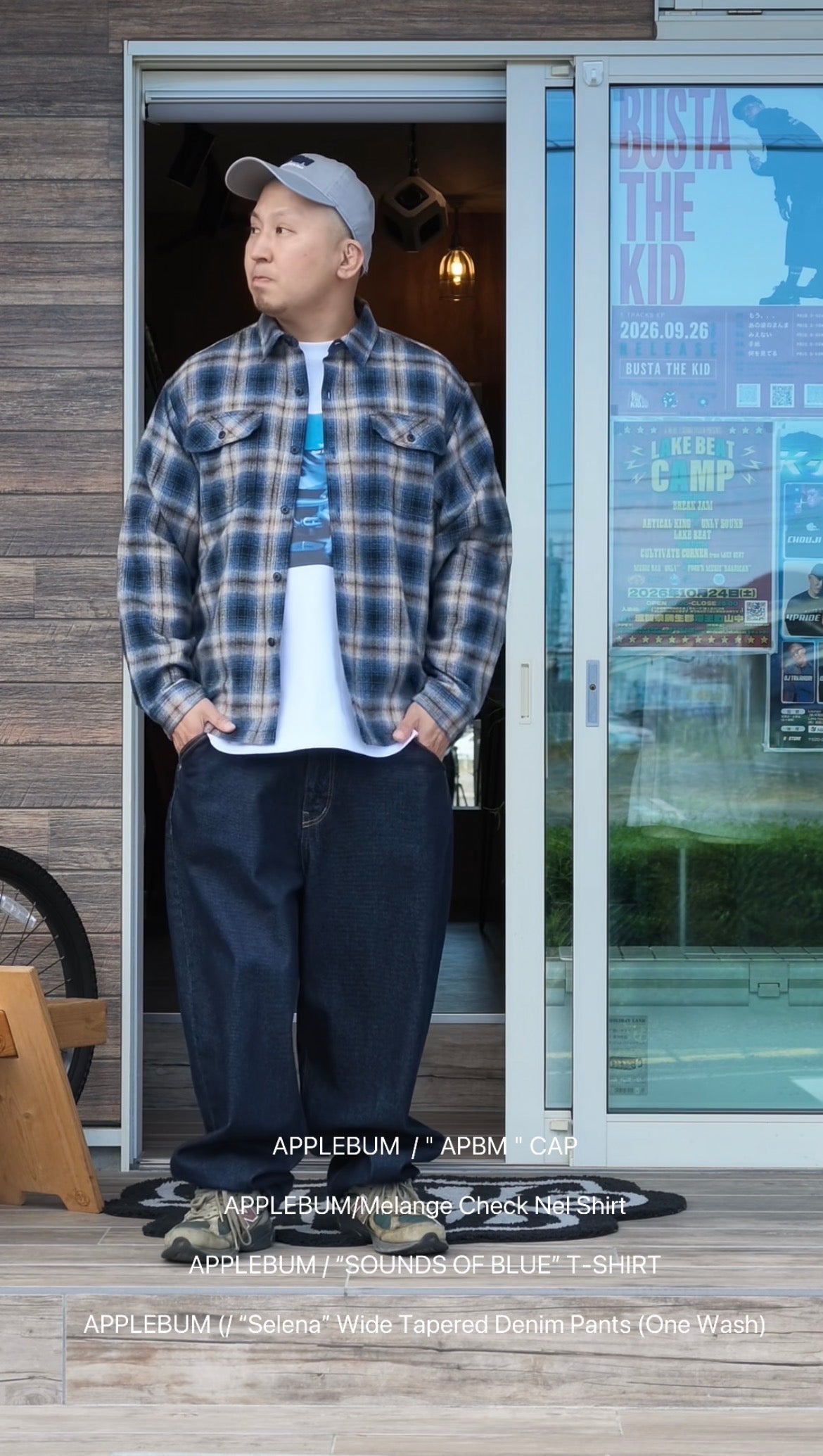 APPLEBUMのメランジチェックネルシャツ、グラフィックTシャツ、ワイドテーパードデニムを使った秋コーデをご紹介。気温差のある季節におすすめの、シャツの着脱で調整しやすいレイヤードスタイルです。