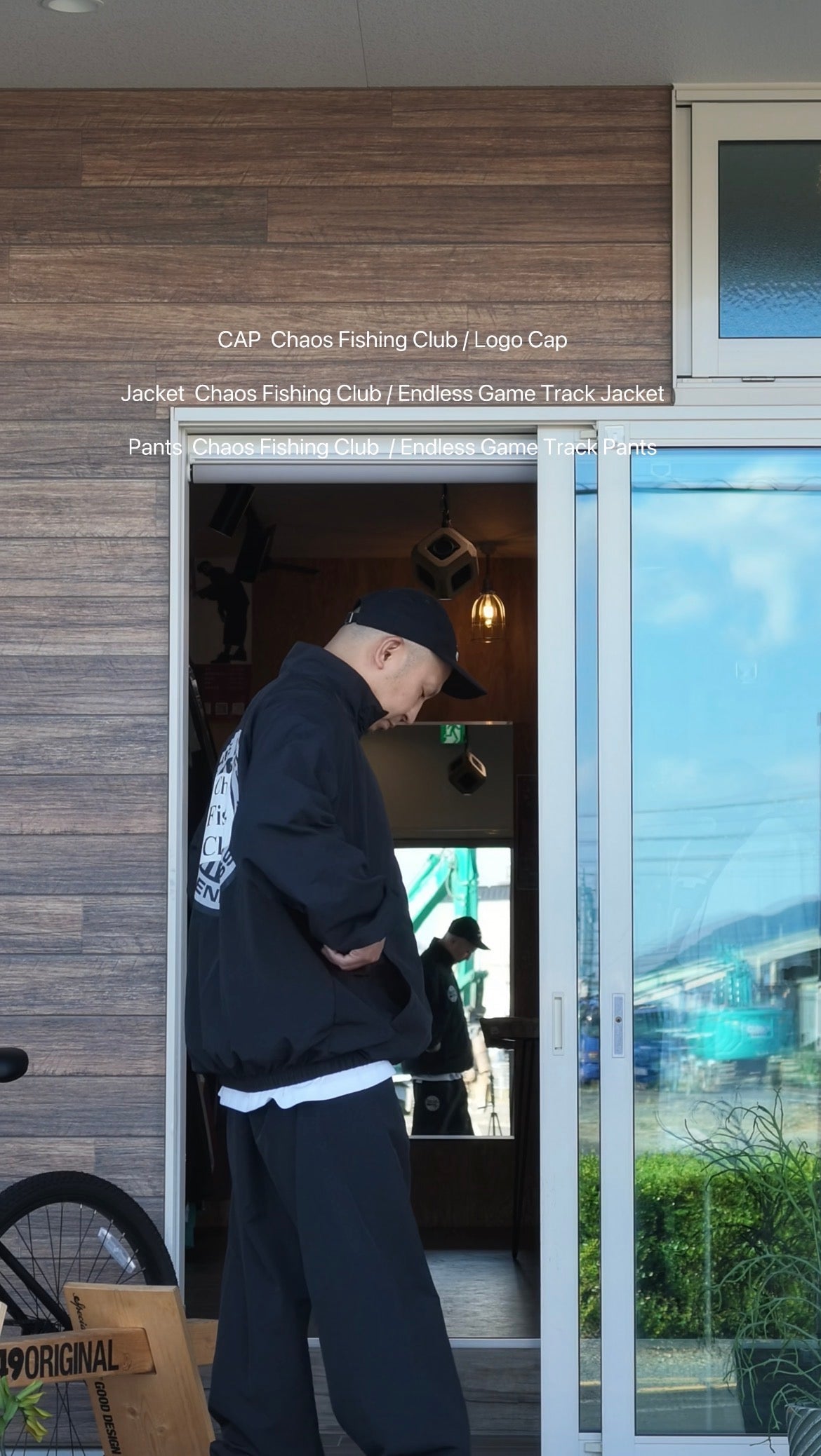 Chaos Fishing Clubの「Endless Game Track Jacket」と「Endless Game Track Pants」を使ったブラックセットアップコーデをご紹介。バックプリントが映える、釣りや街歩きにもおすすめの動きやすいスタイリングです