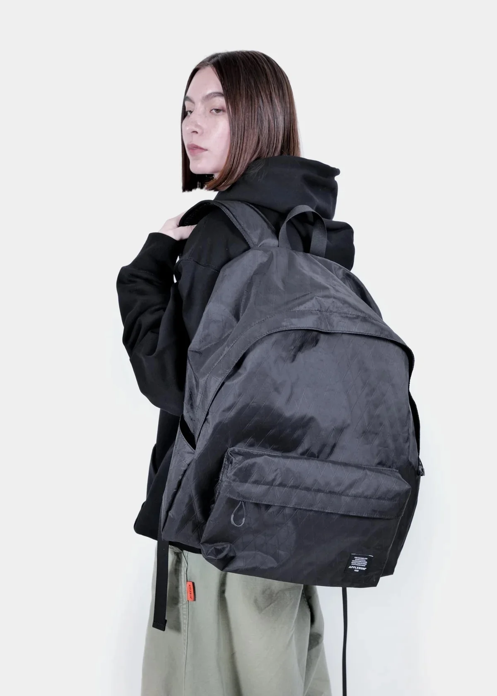X-Pacバックパックを背負った通勤・アウトドアスタイル