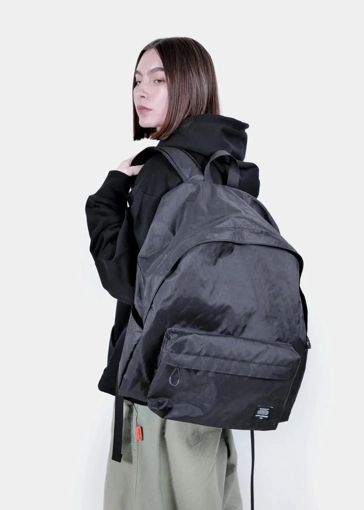 X-Pacバックパックを背負った通勤・アウトドアスタイル