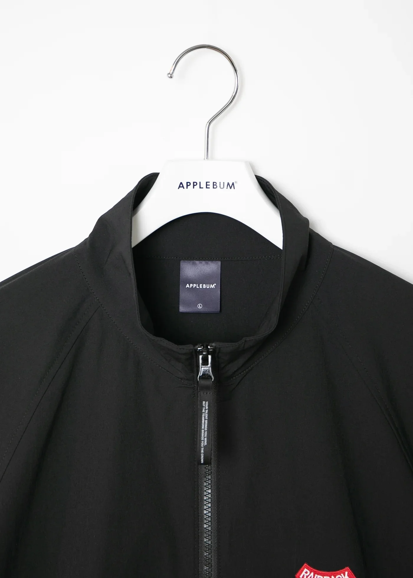 APPLEBUM raidback fabric ナイロンジャケット メンズ リフレクターロゴ セットアップ対応 ストリート　首元　拡大