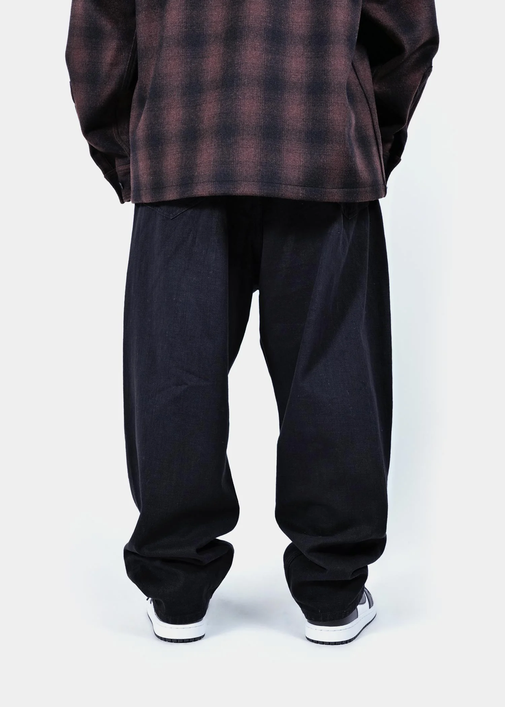 APPLEBUM Selena ワイドテーパード デニムパンツ メンズ 12oz ストレッチ ジーンズ ブラック　着用イメージ　バック