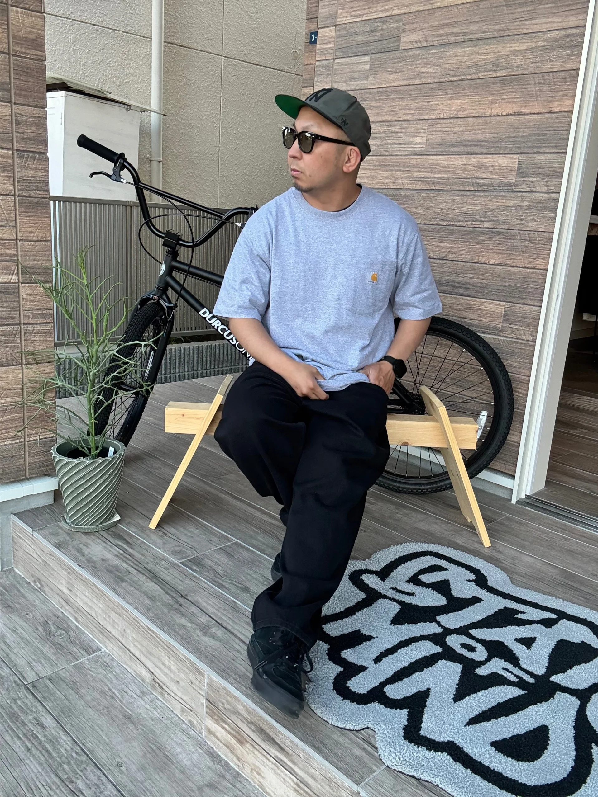 Carhartt ポケットTシャツ メンズ ヘビーウェイト ルーズフィット 半袖Tシャツ　グレー　着用イメージ