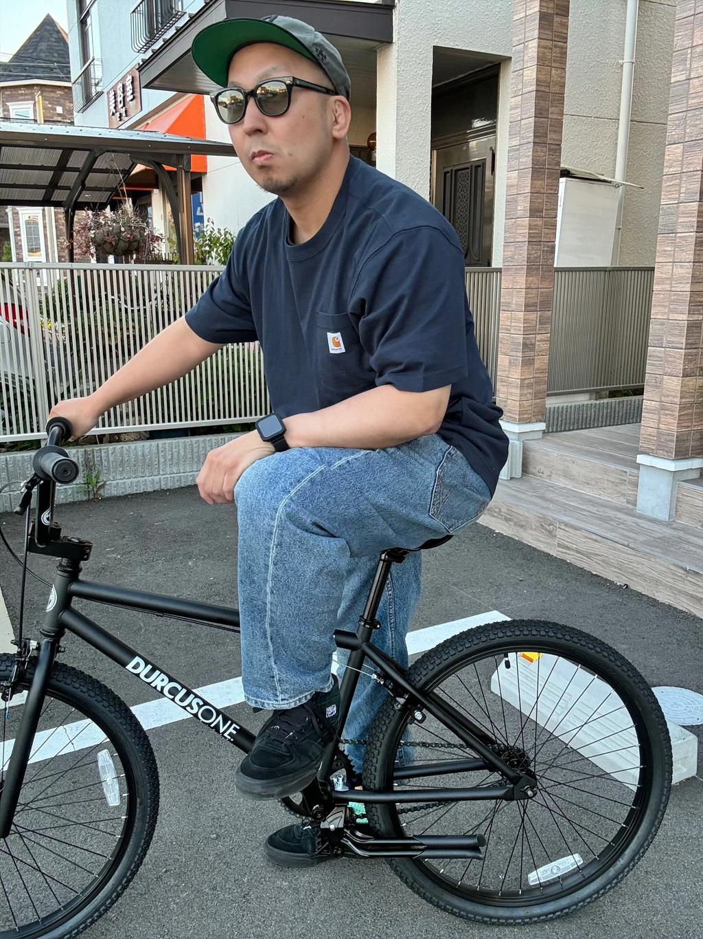 Carhartt ポケットTシャツ メンズ ヘビーウェイト ルーズフィット 半袖Tシャツ　ネイビー　着用イメージ