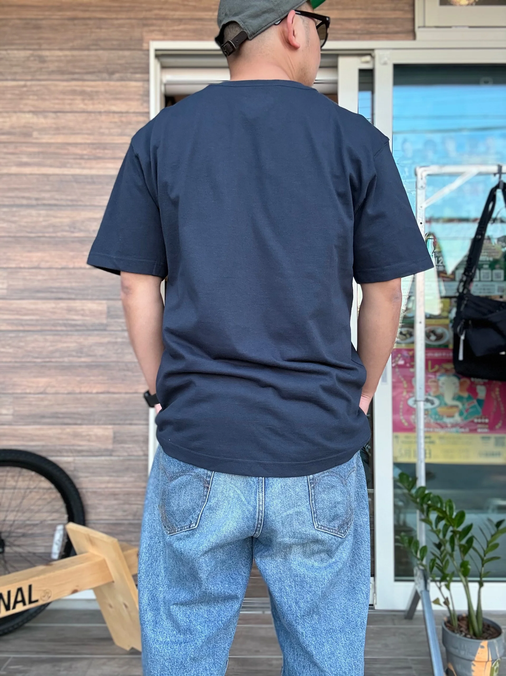 Carhartt ポケットTシャツ メンズ ヘビーウェイト ルーズフィット 半袖Tシャツ　ネイビー　着用イメージ