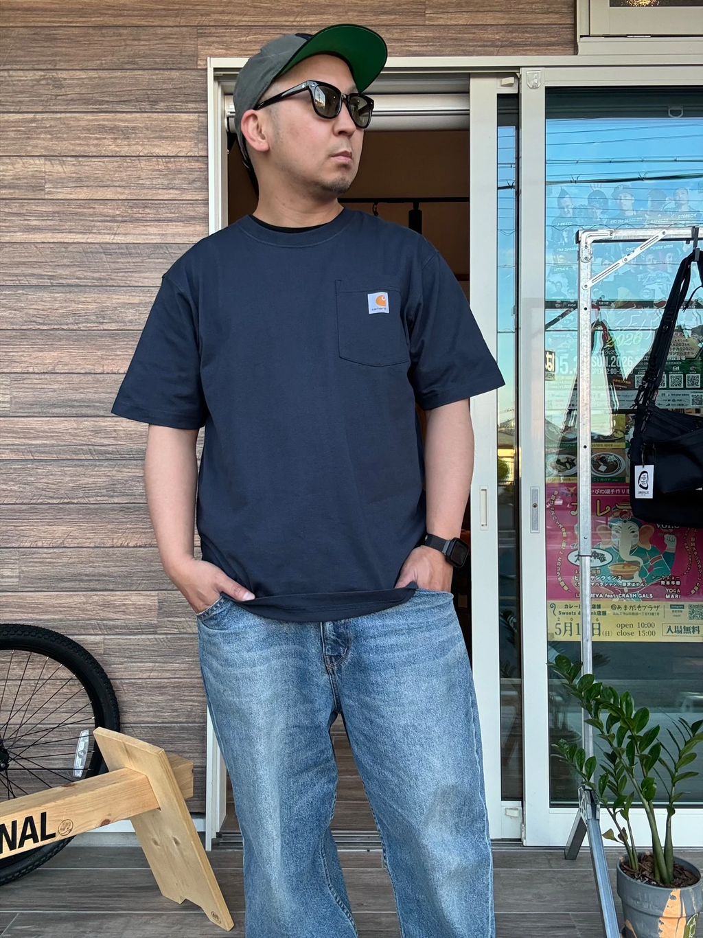 Carhartt ポケットTシャツ メンズ ヘビーウェイト ルーズフィット 半袖Tシャツ　ネイビー　着用イメージ