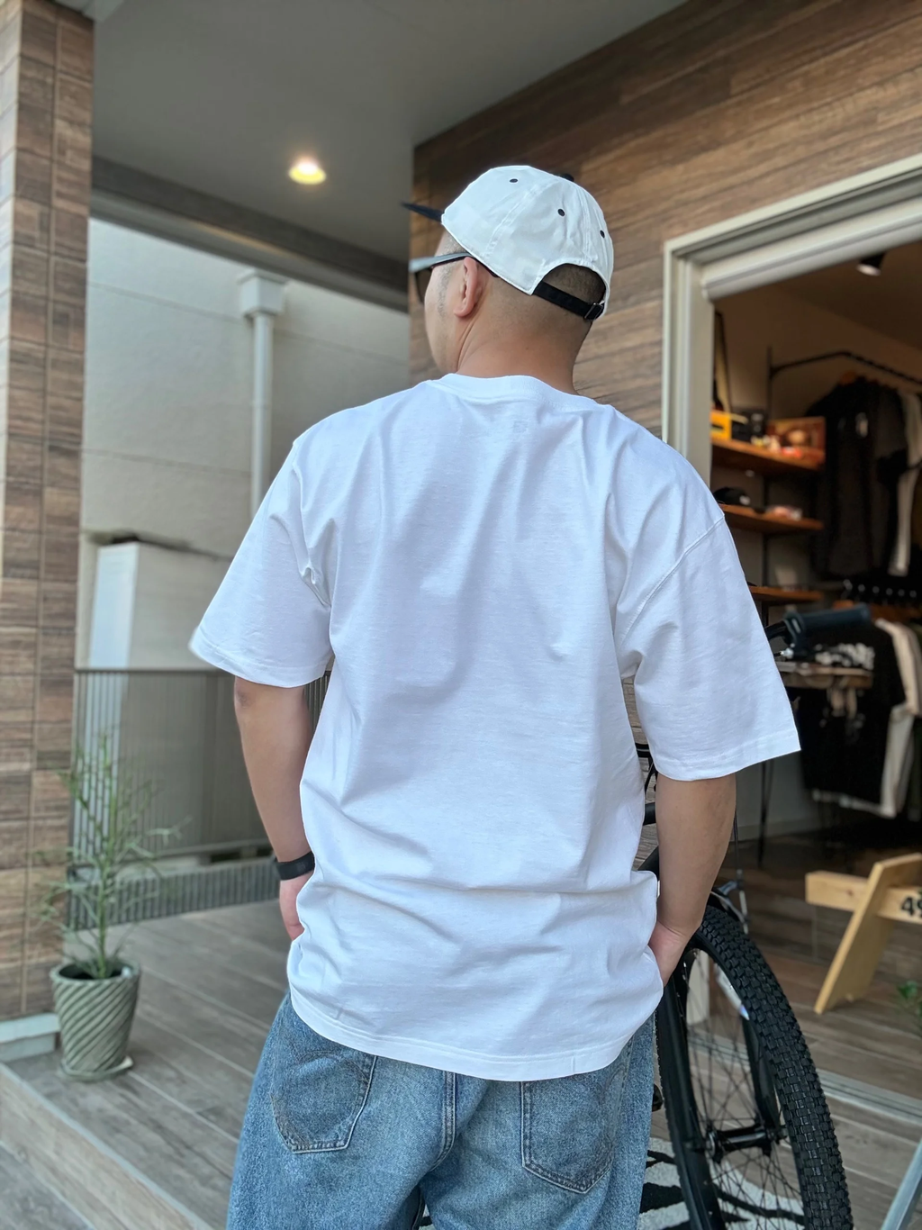 Carhartt ポケットTシャツ メンズ ヘビーウェイト ルーズフィット 半袖Tシャツ　ホワイト　　着用イメージ　バック
