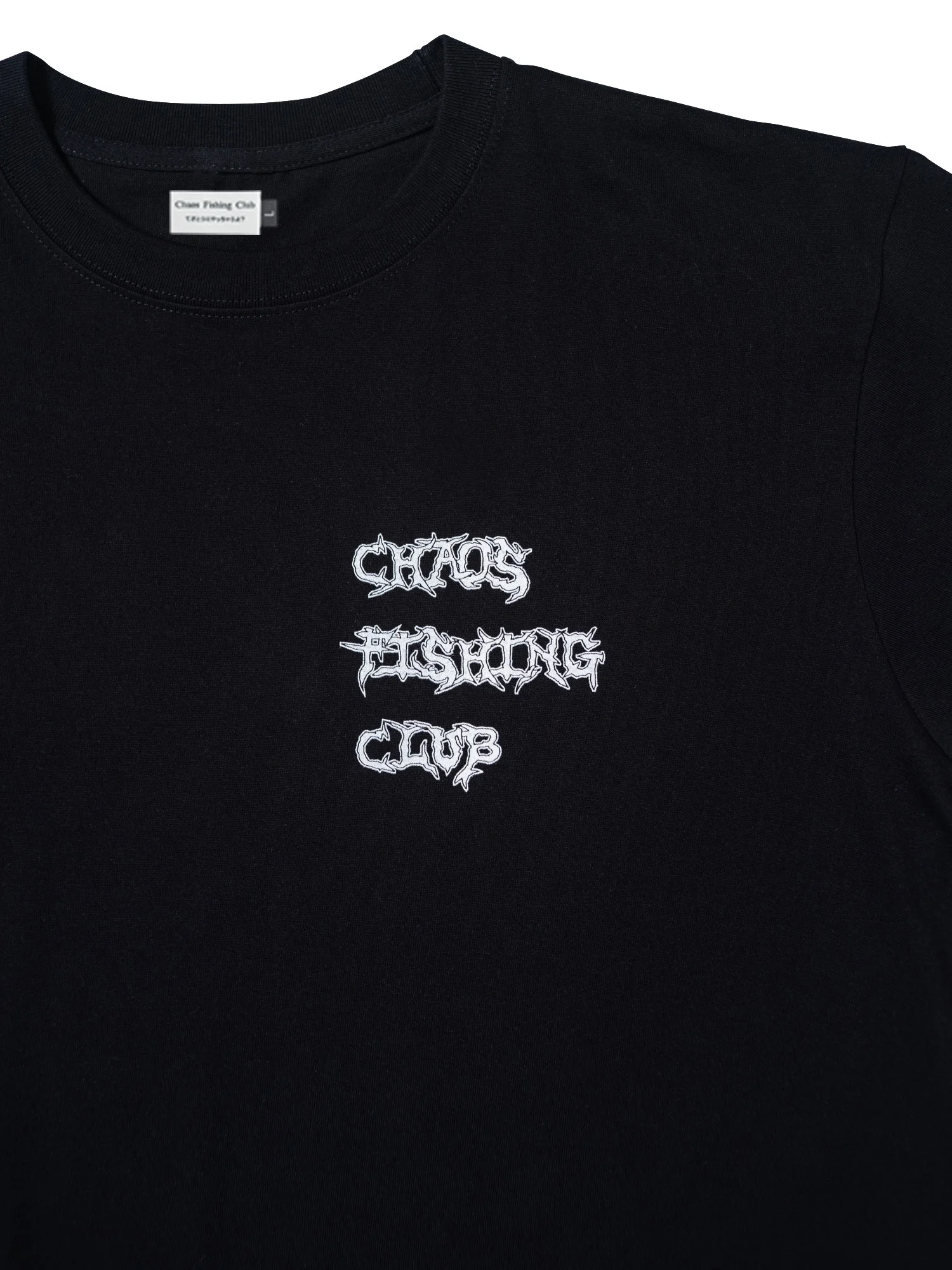 Chaos Fishing Club グラフィックTシャツ メンズ バックプリント 6.2oz コットン 半袖Tシャツ ブラック 正面　ロゴ　拡大
