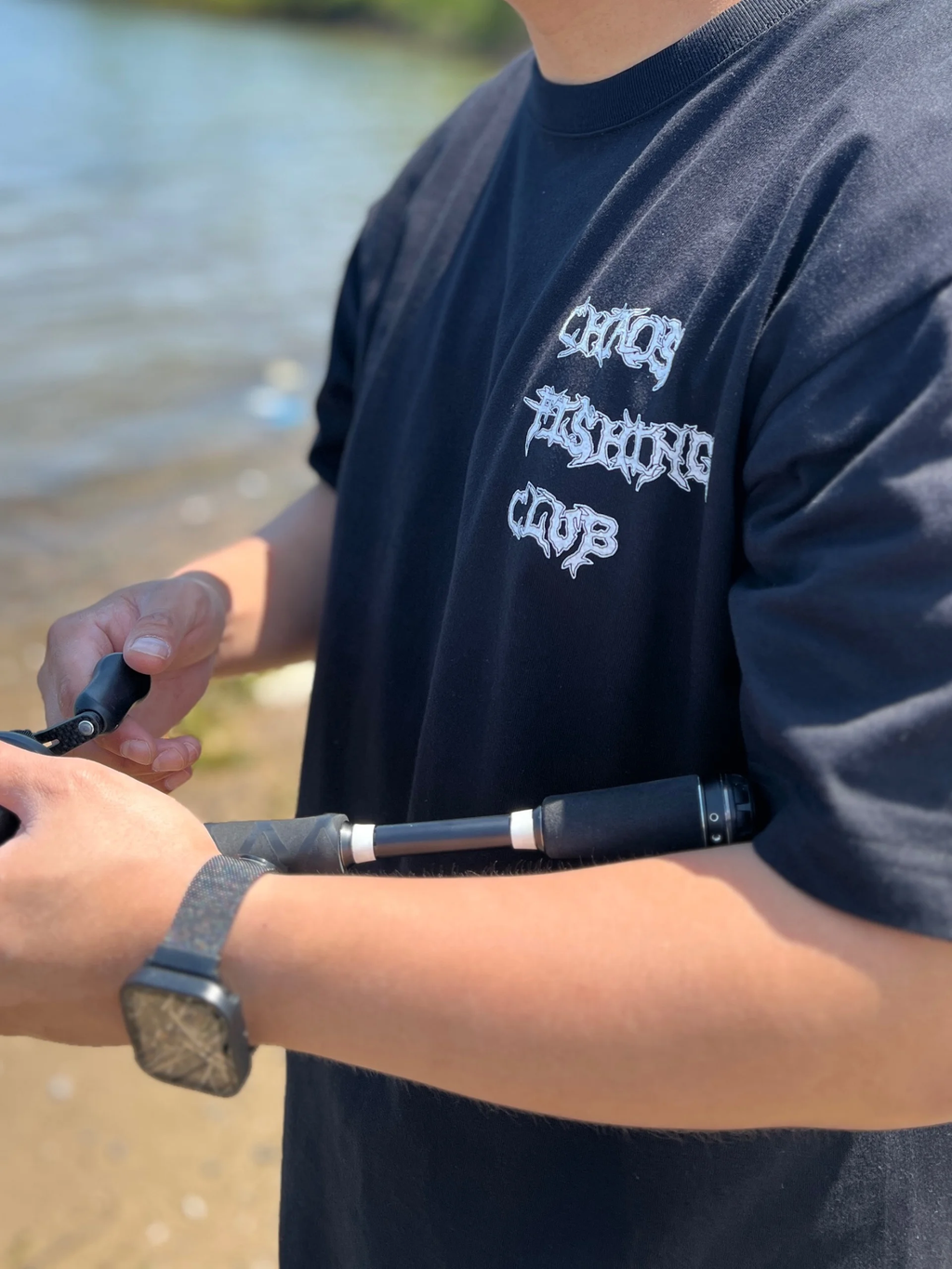 Chaos Fishing Club グラフィックTシャツ メンズ バックプリント 6.2oz コットン 半袖Tシャツ ブラック 着用イメージ