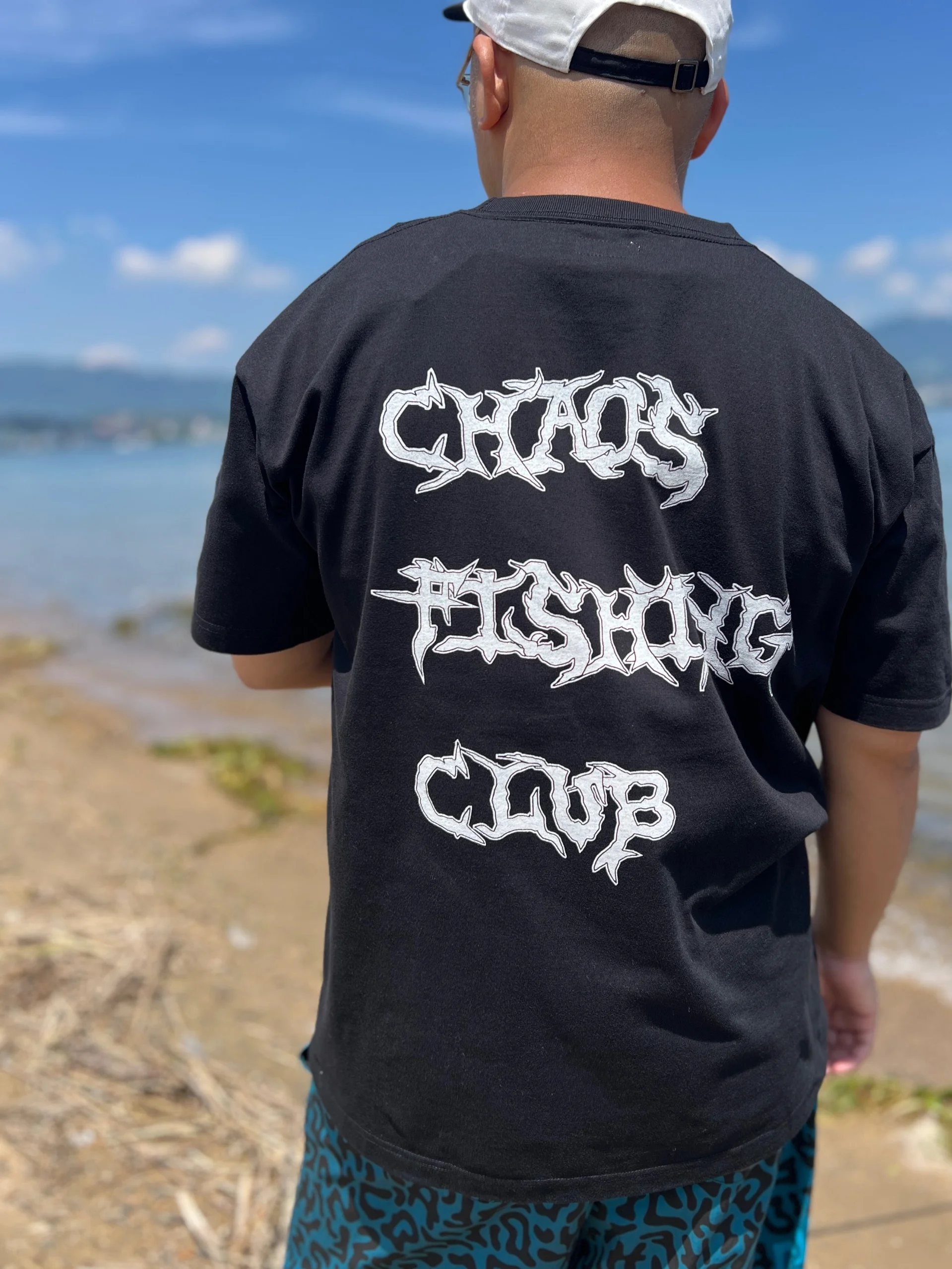 Chaos Fishing Club グラフィックTシャツ メンズ バックプリント 6.2oz コットン 半袖Tシャツ ブラック 着用イメージ