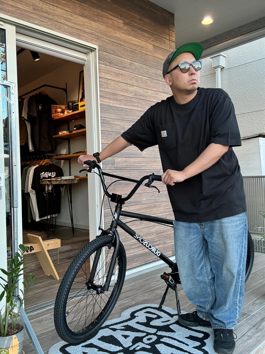 Carhartt ポケットTシャツ メンズ ヘビーウェイト ルーズフィット 半袖Tシャツ　ブラック　着用イメージ