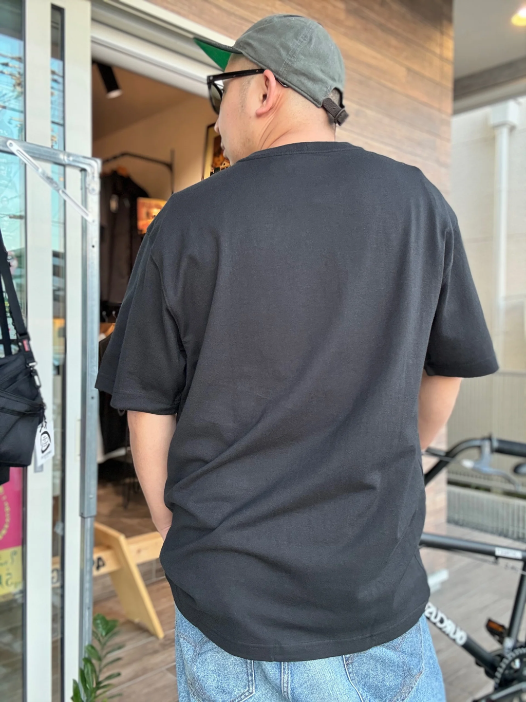 Carhartt ポケットTシャツ メンズ ヘビーウェイト ルーズフィット 半袖Tシャツ　ブラック　バック　着用イメージ