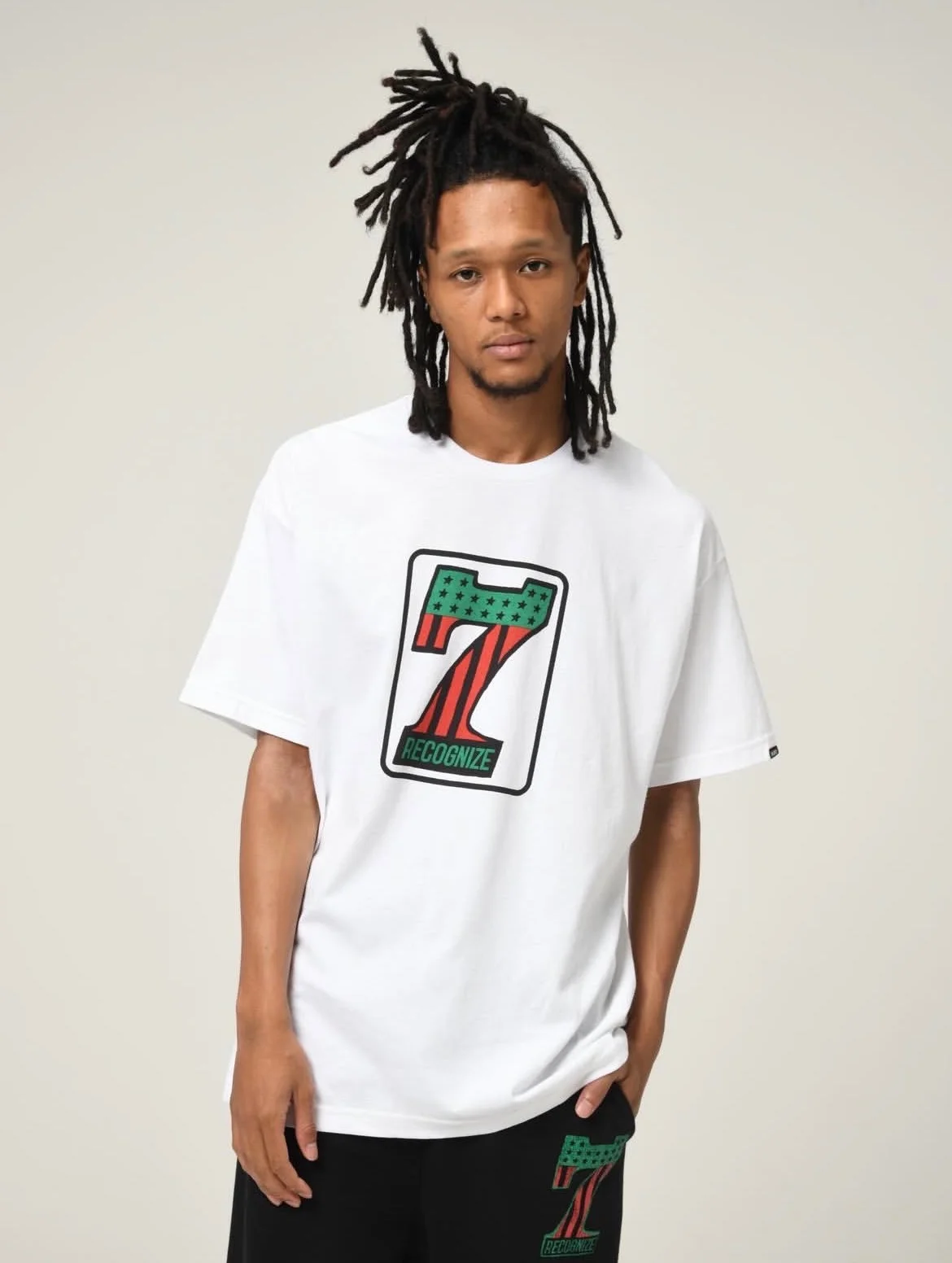 RECOGNIZE  MURO No.1ロゴ 7インチレコード Juneteenthカラー グラフィック 半袖 コットンTシャツ メンズ ホワイト着用画像