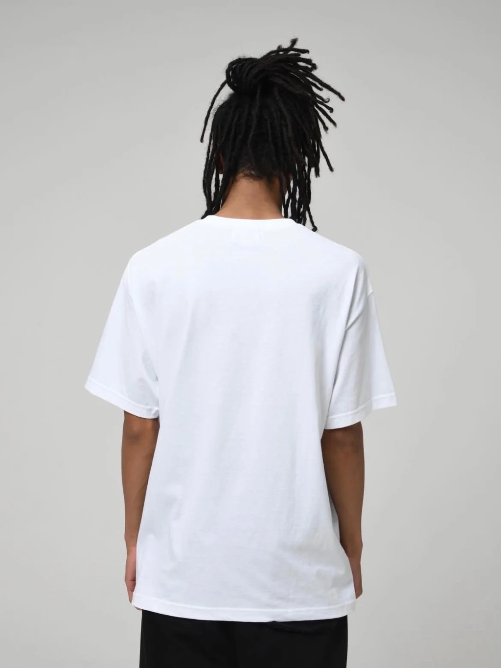 RECOGNIZE  MURO No.1ロゴ 7インチレコード Juneteenthカラー グラフィック 半袖 コットンTシャツ メンズ ホワイト　着用イメージ バック