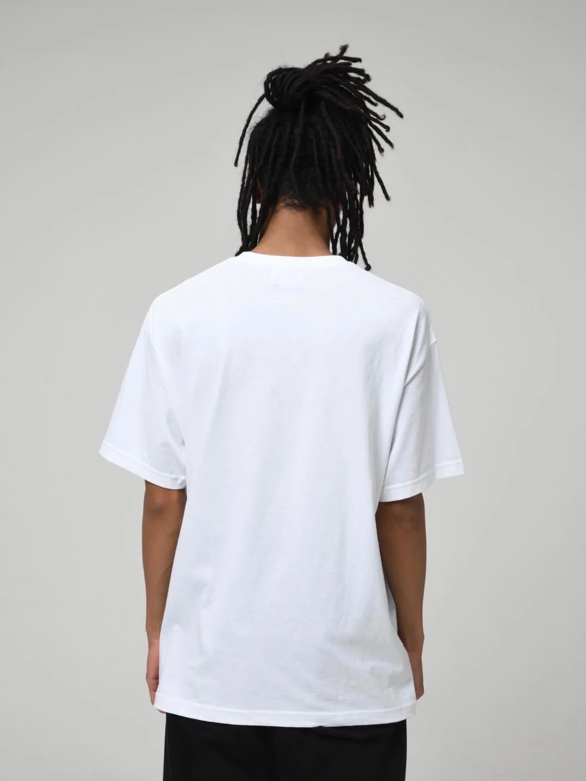 RECOGNIZE  MURO No.1ロゴ 7インチレコード Juneteenthカラー グラフィック 半袖 コットンTシャツ メンズ ホワイト　着用イメージ バック