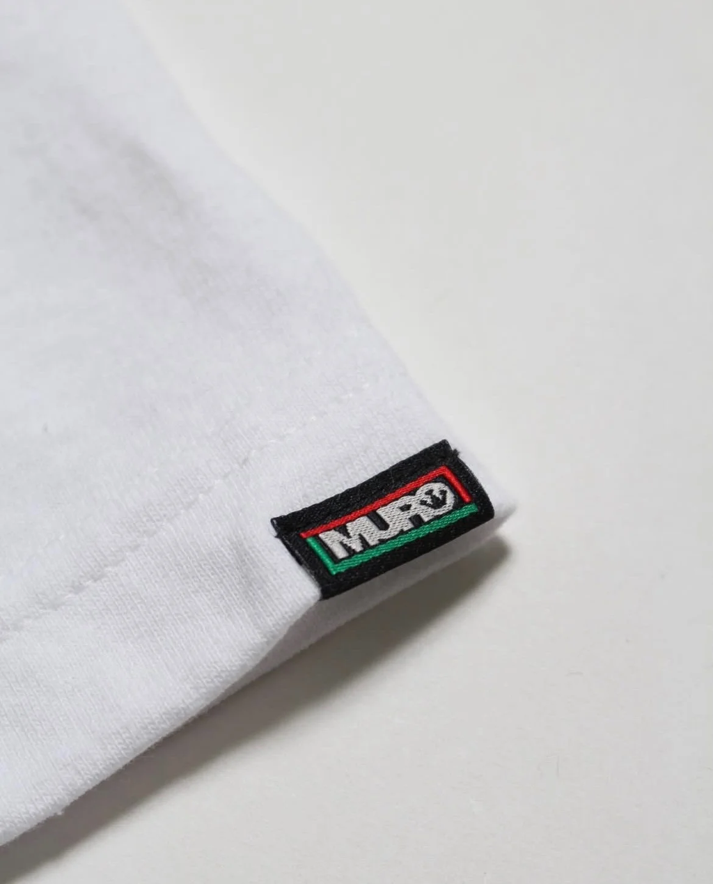 RECOGNIZE  MURO No.1ロゴ 7インチレコード Juneteenthカラー グラフィック 半袖 コットンTシャツ メンズ ホワイト　袖