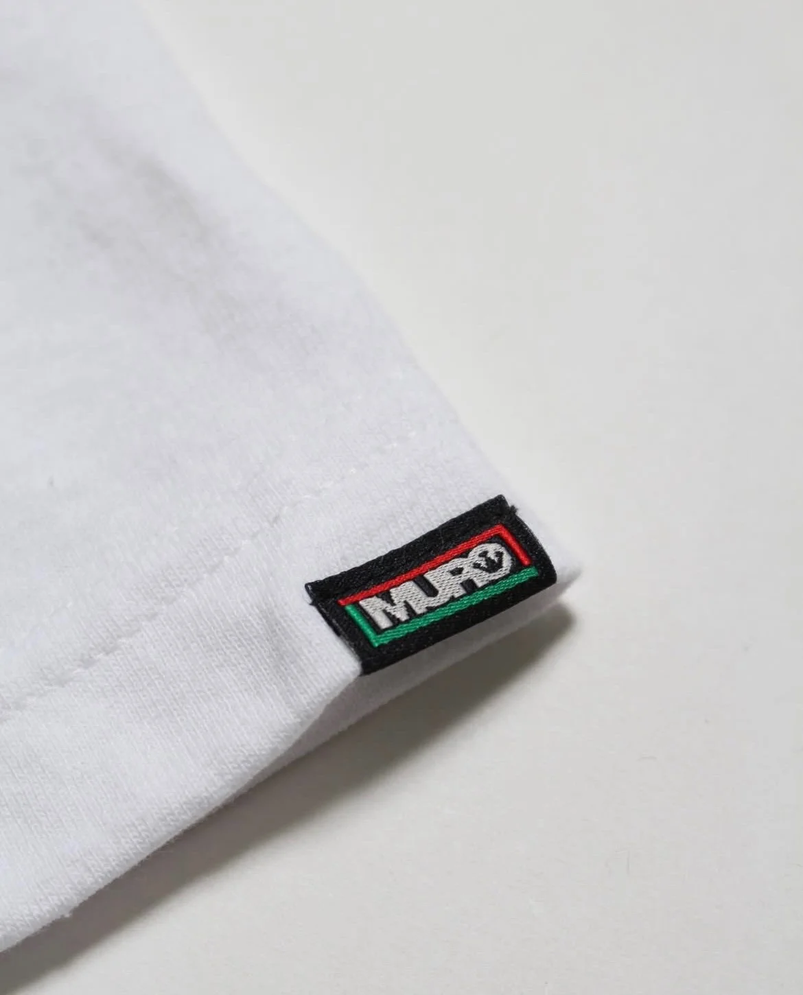 RECOGNIZE  MURO No.1ロゴ 7インチレコード Juneteenthカラー グラフィック 半袖 コットンTシャツ メンズ ホワイト　袖