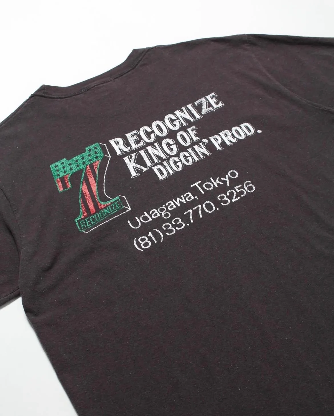 * BOW WOW × RECOGNIZE コラボTシャツ メンズのバックの拡大画像。バックにはかつてMUROが運営していたセレクトショップ「SAVAGE（サベージ）」の電話番号がサンプリングされたデザインとなっている