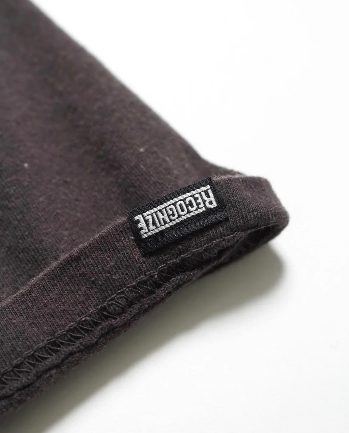 * BOW WOW × RECOGNIZE コラボTシャツ メンズの袖の裏側にはRECOGNIZEのロゴのタグが入っている