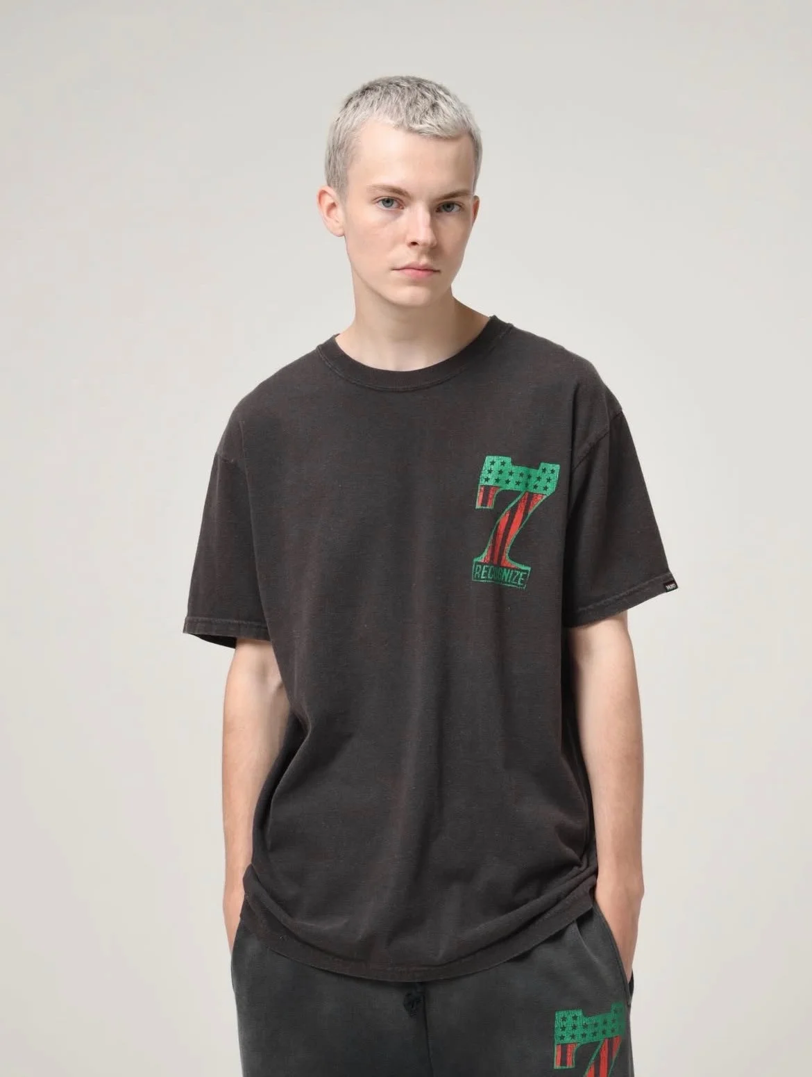 * BOW WOW × RECOGNIZE コラボTシャツ メンズのモデル着用画像。ビンテージ加工ならのでは味のあるスタイリング