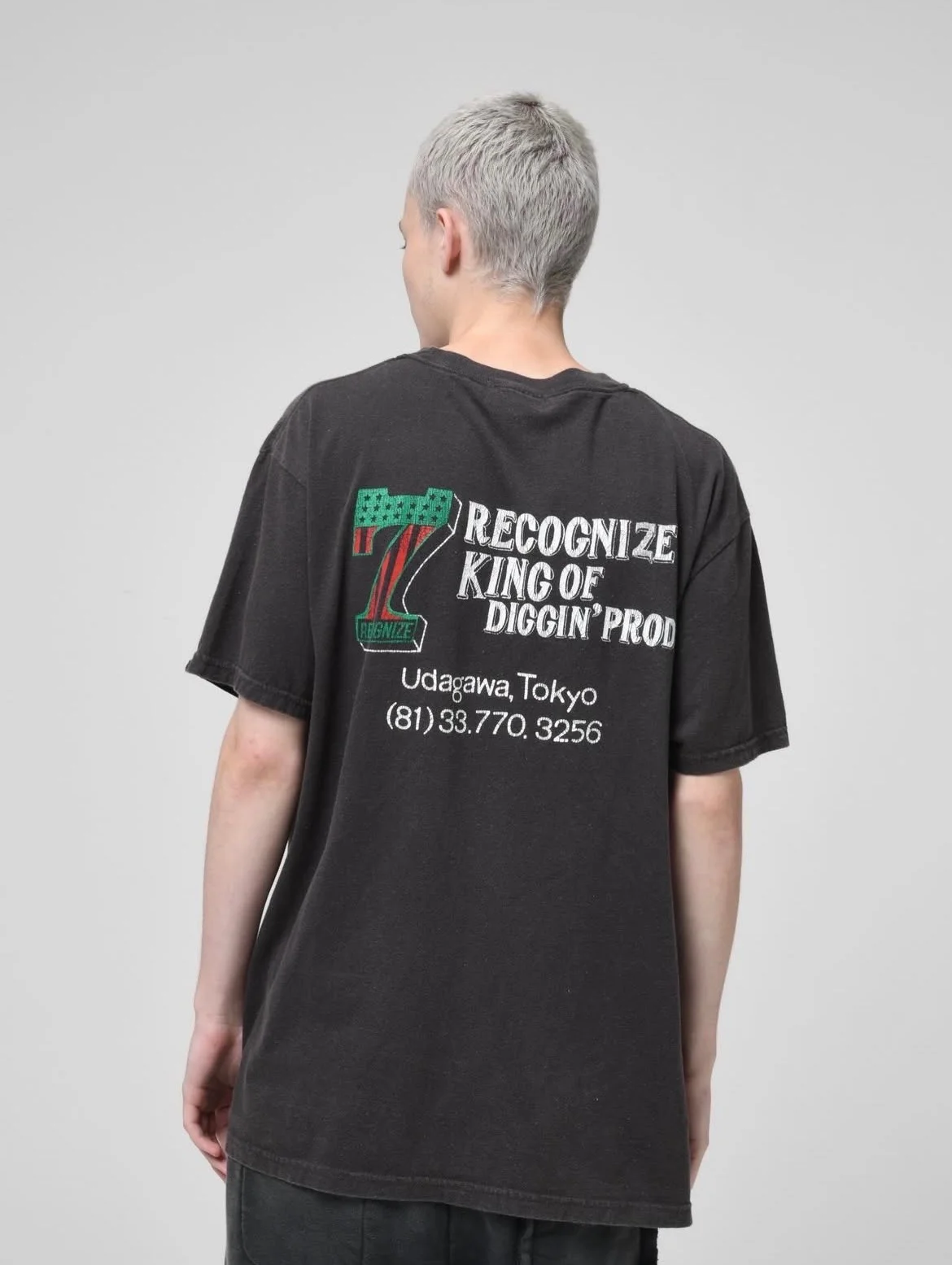 * BOW WOW × RECOGNIZE コラボTシャツ メンズのモデル着用画像。背中の部分もビンテージ加工ならのでは味のあるスタイリング