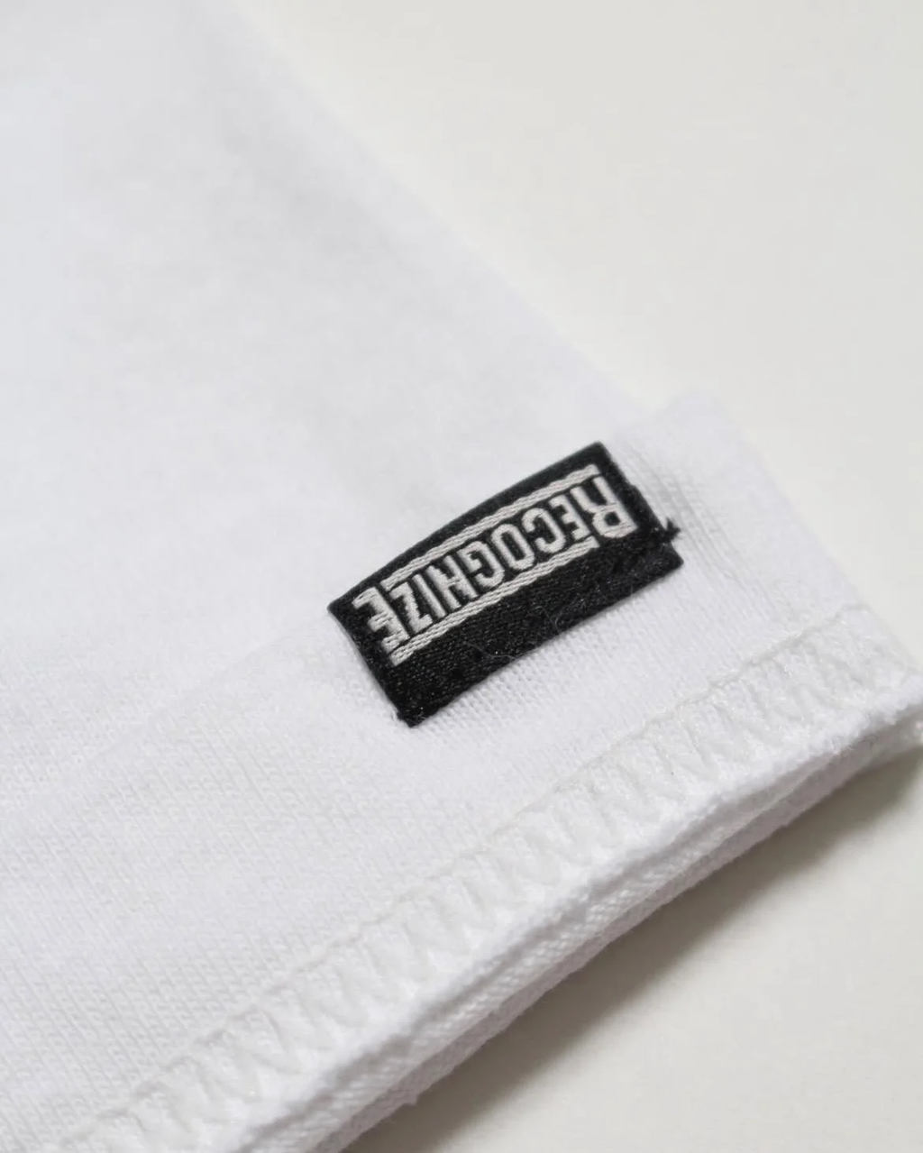 RECOGNIZE  MURO No.1ロゴ 7インチレコード Juneteenthカラー グラフィック 半袖 コットンTシャツ メンズ ホワイト　袖