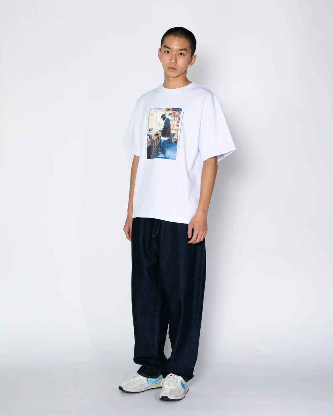 APPLEBUM レコードディグ グラフィックTシャツ 12oz ヘビーウェイト メンズ DJ ヒップホップ ストリート　ホワイト　着用イメージ