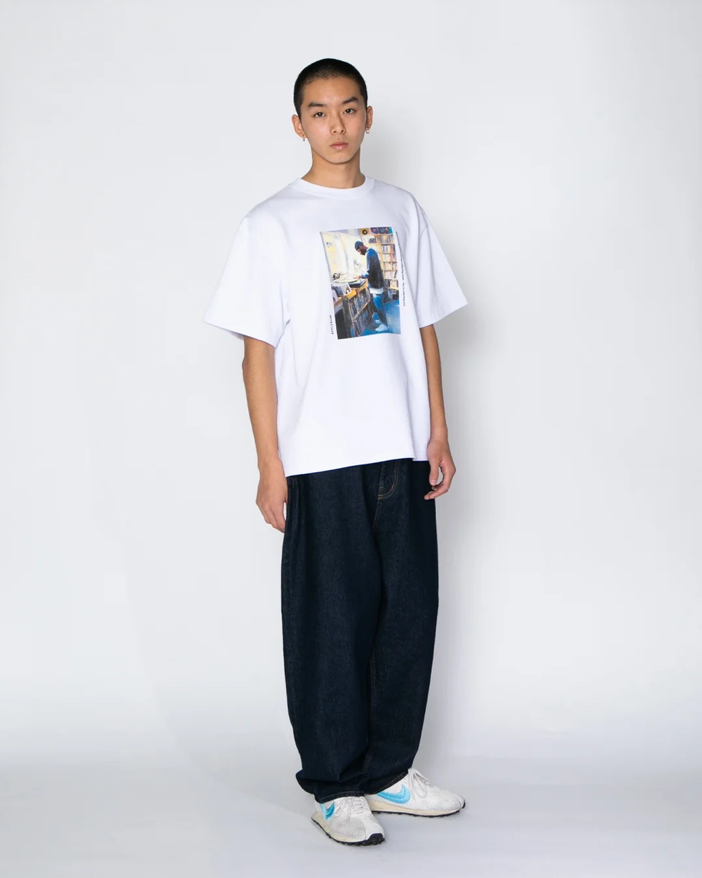 APPLEBUM レコードディグ グラフィックTシャツ 12oz ヘビーウェイト メンズ DJ ヒップホップ ストリート　ホワイト　着用イメージ　正面