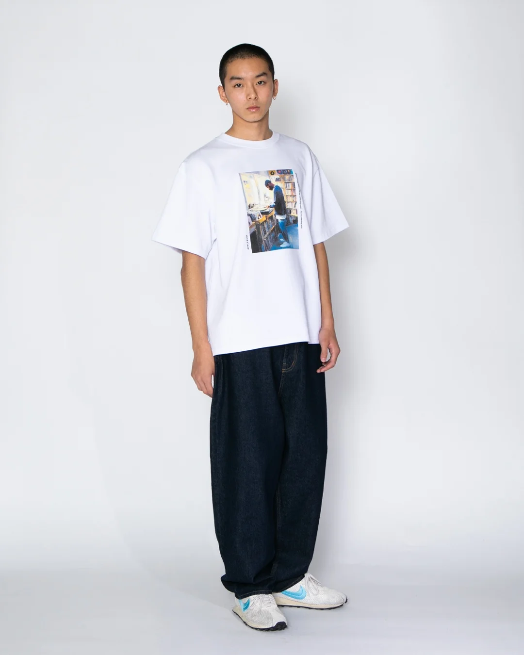 APPLEBUM レコードディグ グラフィックTシャツ 12oz ヘビーウェイト メンズ DJ ヒップホップ ストリート　ホワイト　着用イメージ　正面