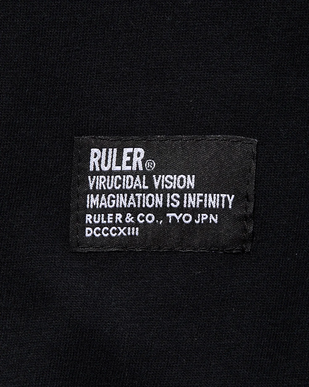 RULER グラフィックTシャツ 右裾 I.D.タグ ディテール　ブラック　