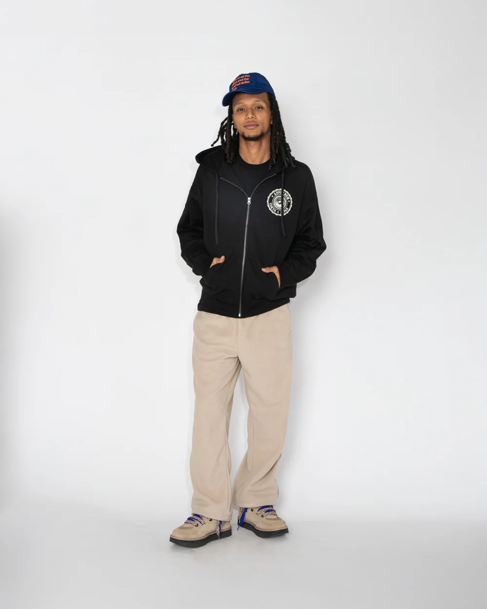 身長185cmのモデルがXLサイズを着用したAPPLEBUM STRICTLY UNDERGROUND ジップフーディ。正面
