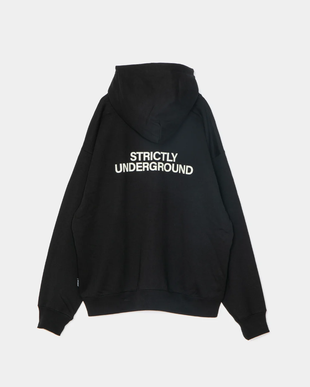 APPLEBUM STRICTLY UNDERGROUND ジップフーディ　ブラックの背面。「STRICTLY UNDERGROUND」のメッセージプリント入り。