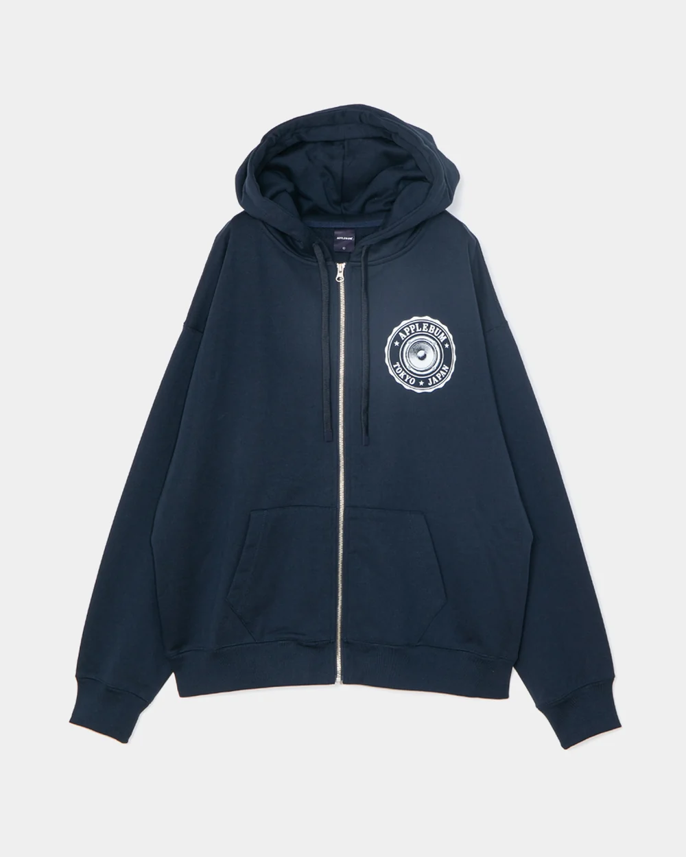 APPLEBUM STRICTLY UNDERGROUND ジップフーディのネイビーの正面。左胸にスピーカーモチーフのエンブレムロゴを配置