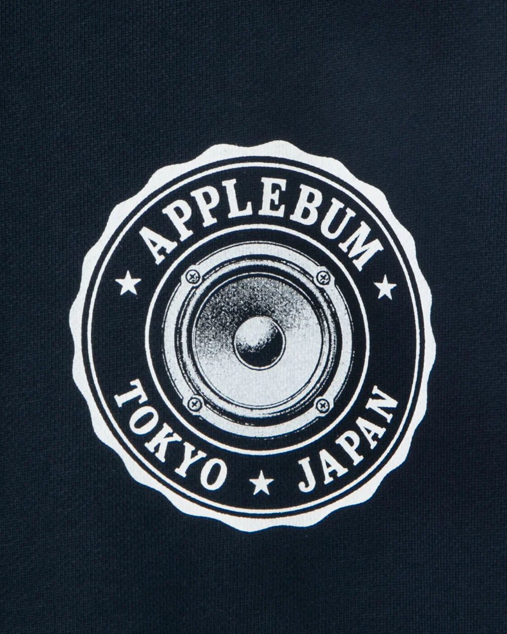 APPLEBUM STRICTLY UNDERGROUND ジップフーディの正面。左胸にスピーカーモチーフのエンブレムロゴを配置。