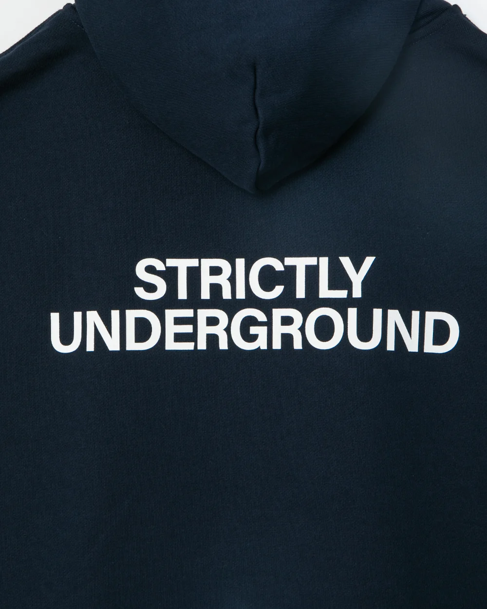APPLEBUM STRICTLY UNDERGROUND ジップフーディの背面。「STRICTLY UNDERGROUND」のメッセージプリント入り。
