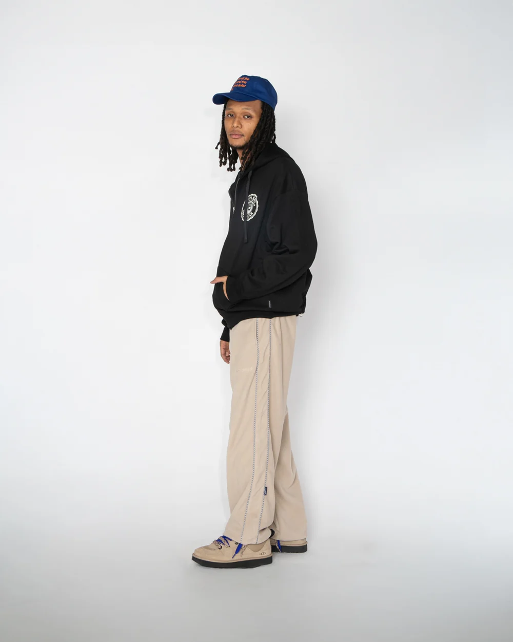 身長185cmのモデルがXLサイズを着用したAPPLEBUM STRICTLY UNDERGROUND ジップフーディ。サイド