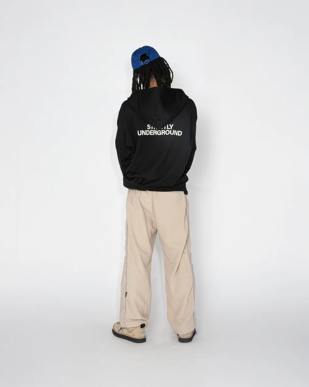 身長185cmのモデルがXLサイズを着用したAPPLEBUM STRICTLY UNDERGROUND ジップフーディ。バック