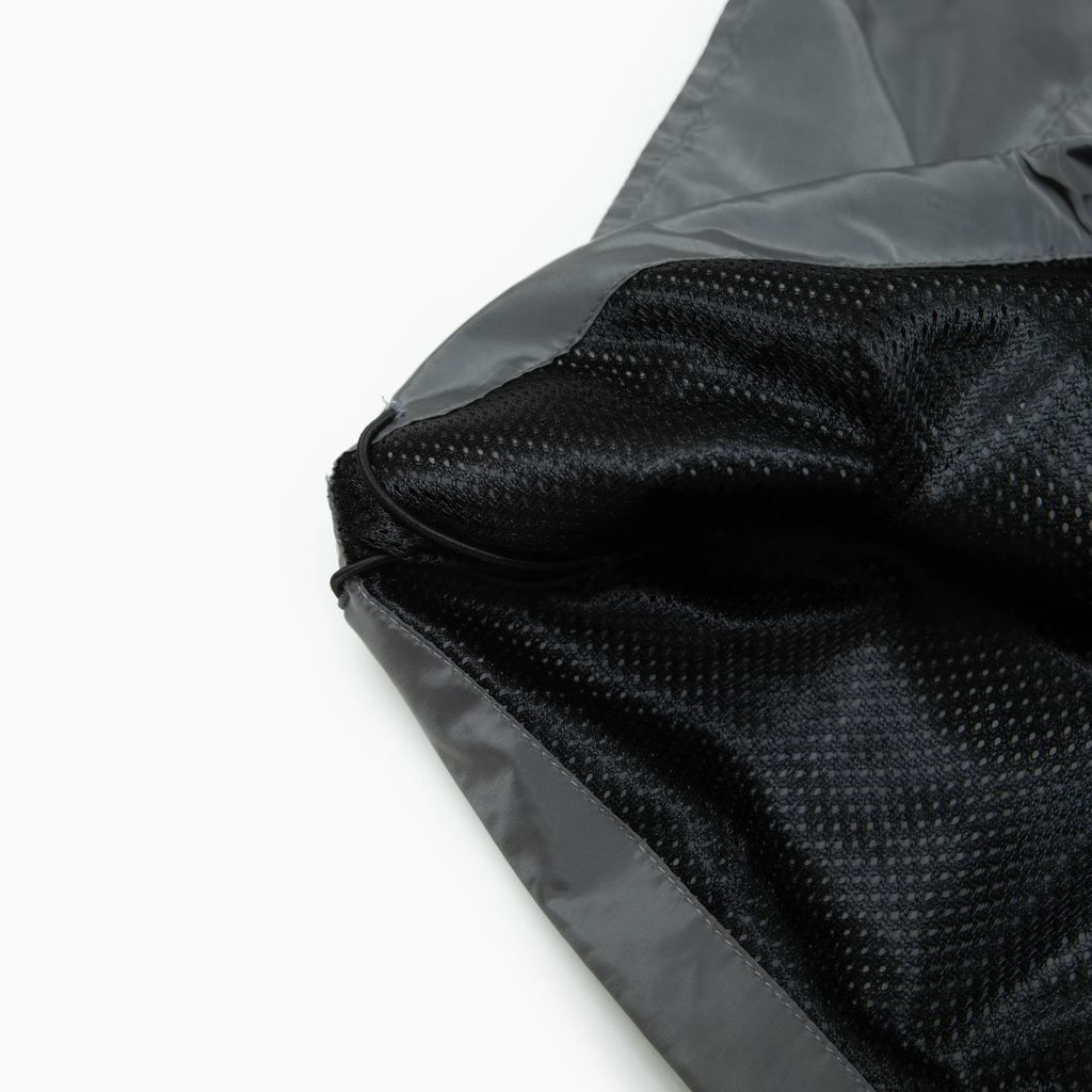 EXPANSION NY EP HACKING JACKETの生地アップ。光沢のある軽量ポリエステルと裏側のメッシュ仕様。