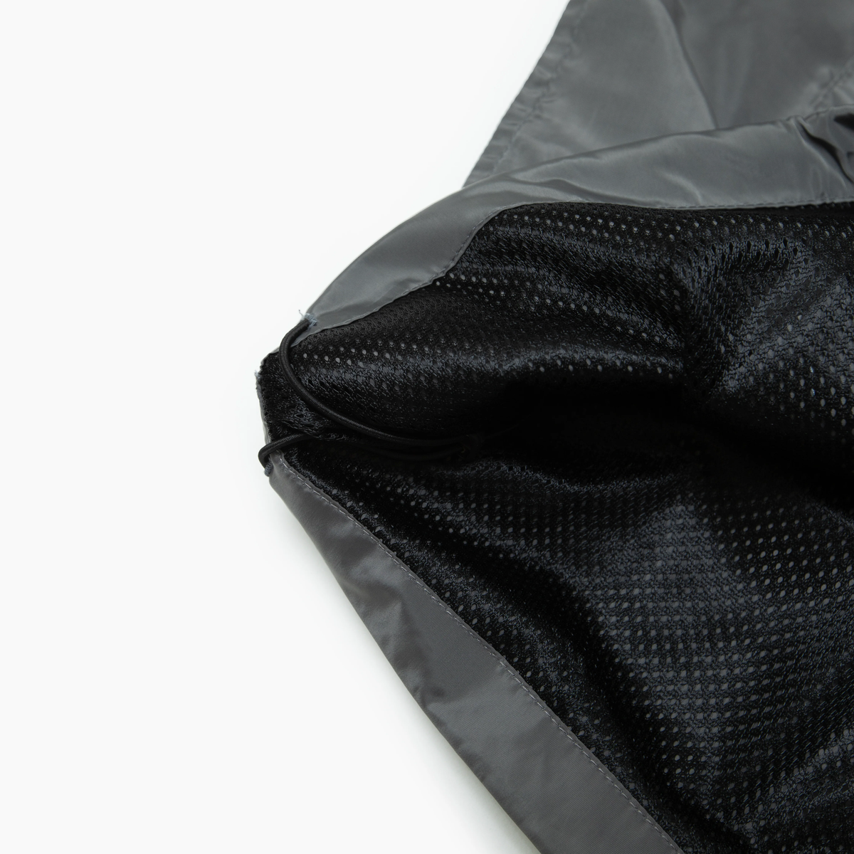 EXPANSION NY EP HACKING JACKETの生地アップ。光沢のある軽量ポリエステルと裏側のメッシュ仕様。