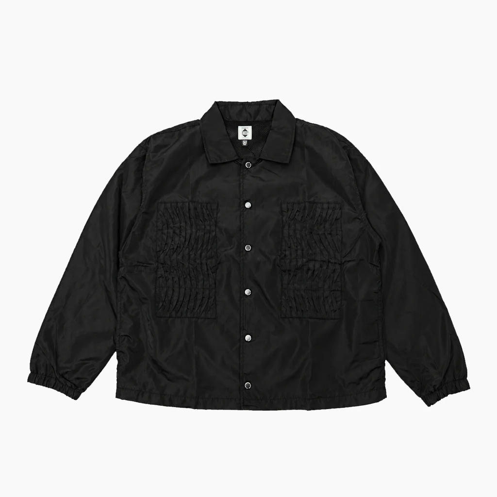 EXPANSION NY 2026AW EP HACKING JACKETのブラックの正面。ハッキングジャケットを思わせるフロントポケットを備えたボックスシルエットのコーチジャケット。