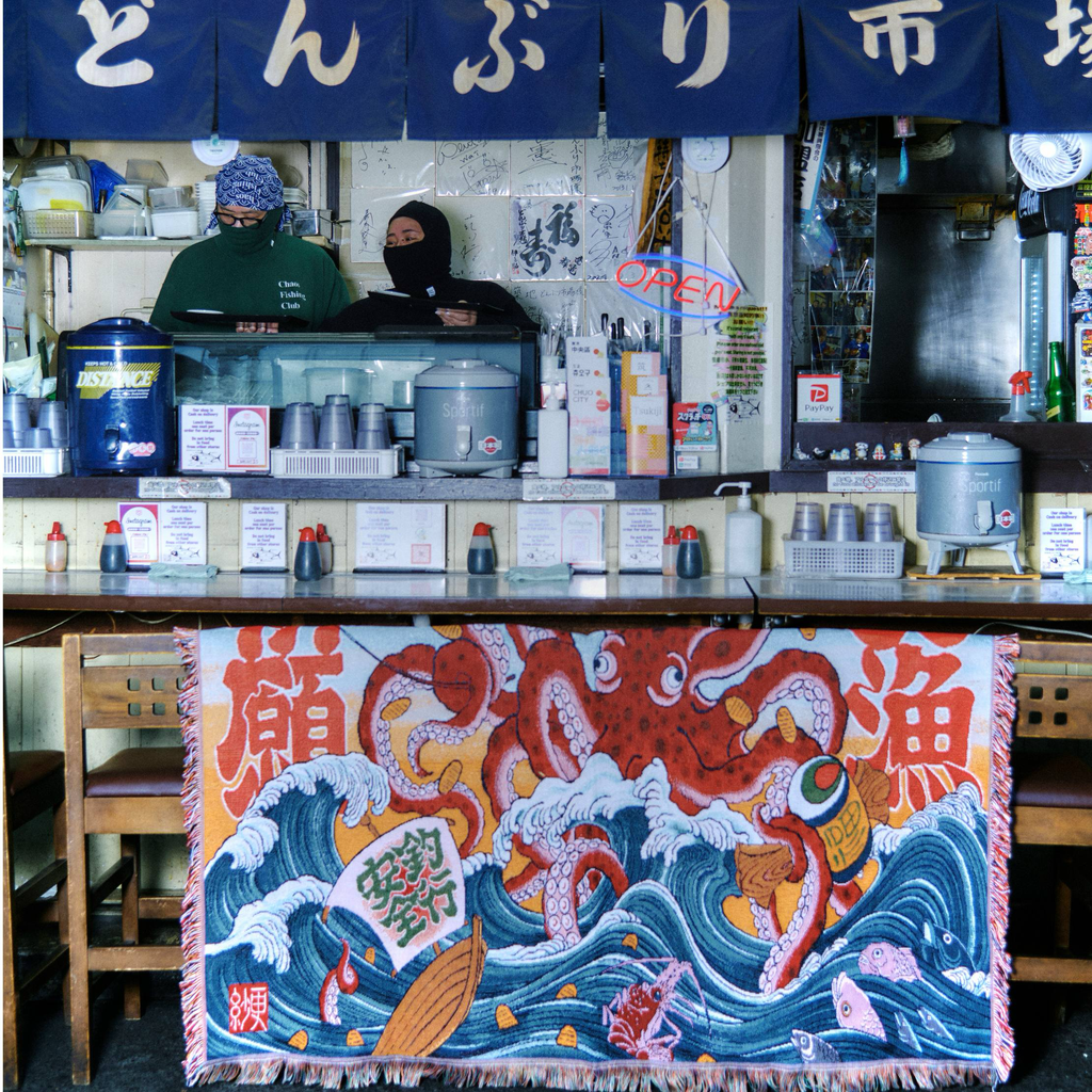 Tairyo Blanketにあしらわれた大漁旗モチーフのグラフィック。