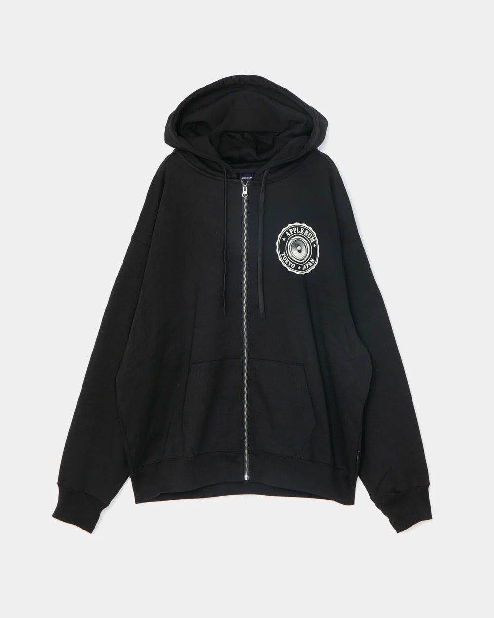 APPLEBUM STRICTLY UNDERGROUND ジップフーディ　ブラックの正面。左胸にスピーカーモチーフのエンブレムロゴを配置。　