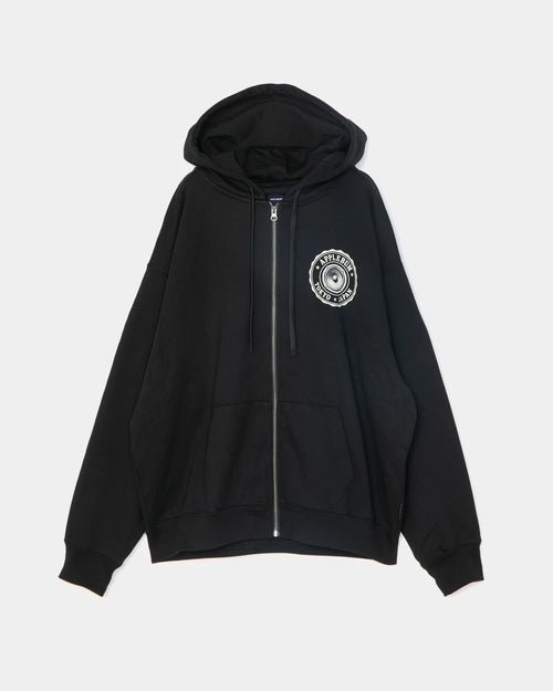 APPLEBUM STRICTLY UNDERGROUND ジップフーディ　ブラックの正面。左胸にスピーカーモチーフのエンブレムロゴを配置。　
