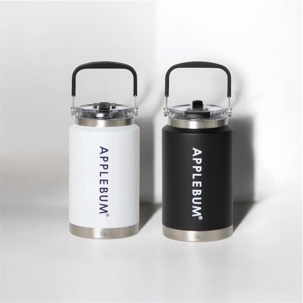 thermo mug 1.5L ステンレスジャグ 真空断熱 保冷ボトル　ホワイト　ブラック　正面