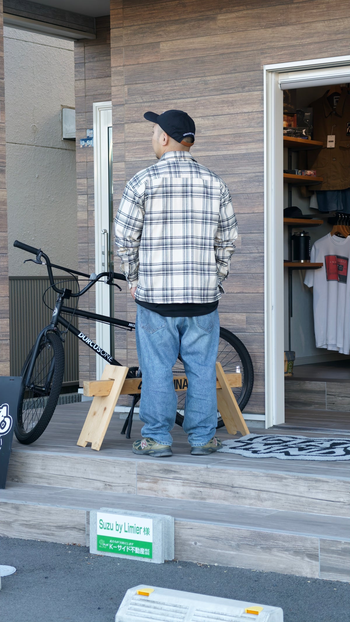 EXPANSION NY GOLDEN RIVER SHIRTの背面。程よくゆとりのあるボックスシルエット。