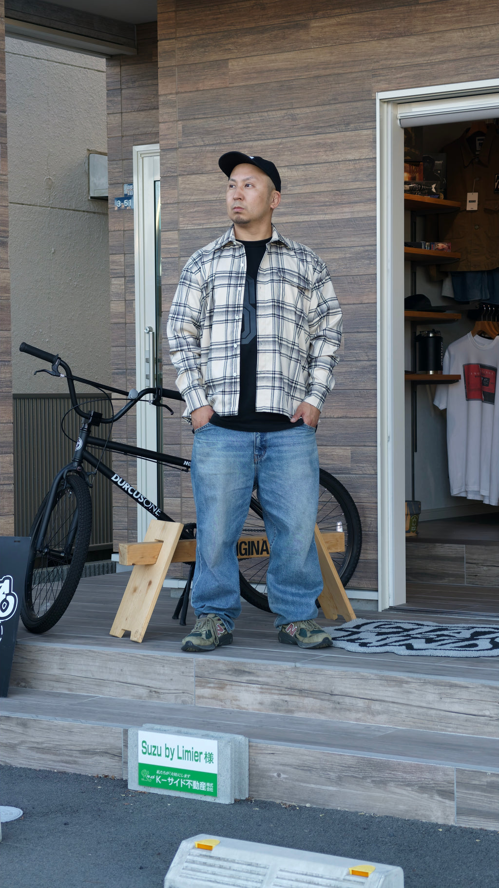 EXPANSION NY GOLDEN RIVER SHIRTの正面。綿100％のスーピマコットンを使用し、前身頃にチェック柄をあしらったボックスシルエットシャツ。