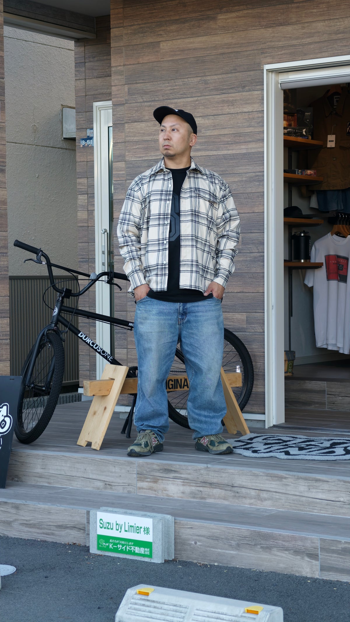 EXPANSION NY GOLDEN RIVER SHIRTの正面。綿100％のスーピマコットンを使用し、前身頃にチェック柄をあしらったボックスシルエットシャツ。